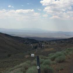Blick von der Passstrasse vom Austin Summit hinunter.