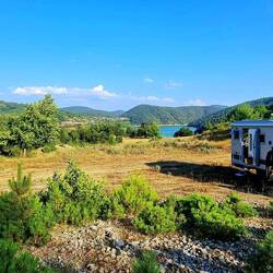 Stellplatz mit Sicht auf Stausee