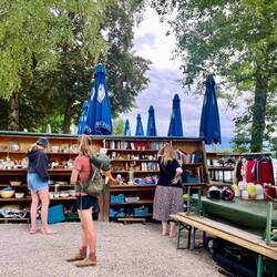 Für die weniger mutigen wartet ein kleiner Flohmarkt.