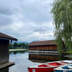 ..wo wir an der Bootsanlegestelle vorbeigehen.