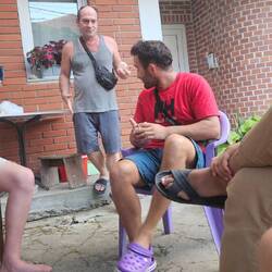 Dr verrückt im hingergrund, erinerrt mi a Trevor vo Gta 5 😂