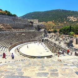 Ein riesiges Theater haben sie hier in den Berg gezimmert. Da staunt so manches Stadion.