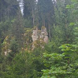 Versteckt im Wald gibt es noch ein paar Felsen.