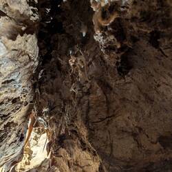 Als je goed kijkt zie je bovenin stalactieten alle kanten op gaan