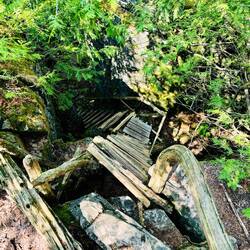 Steile Holztreppen auf dem Adenturetrail