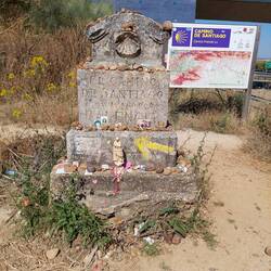 Denkmal kurz vor Sahagún. Bei den vielen Mementos fühlt man sich nicht mehr allein auf dem Weg.