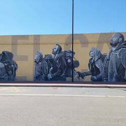 Graffiti am Weg in die Stadt.