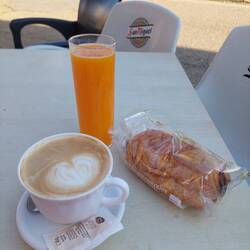 Frühstück in Ledigos.
