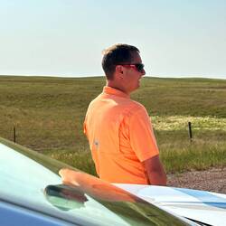 Gæt hvad Dennis laver midt på grusvejen😜