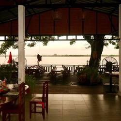 Restaurant Terrasse in meiner Unterkunft mit schönem Blick auf den Mekong.