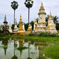 Da ist kein See. Das ist die Wiese in einer Tempelanlage.