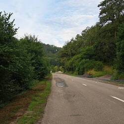 Unten angekommen, gehts an der noch nicht ganz fertig gestellten Strasse zurück....