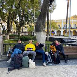 Wachten bij Plaza Principal tot de cafés open gaan voor een kop koffie