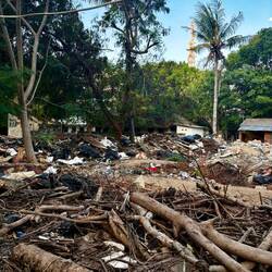 In der Mitte der Insel ist überall Müll