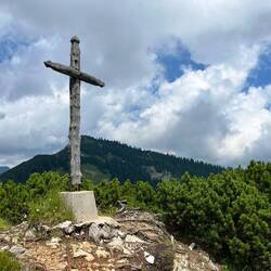 ..Gipfelkreuz auf - das der Vorderen Ziegspitze.
