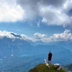 Die Sicht auf das Wettersteingebirge ist etwas trüb,..