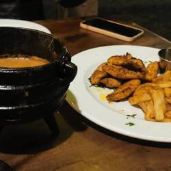 Abends probieren die nicht-Vegetarier Krokodil. Schmeckt wie eine Mischung aus Fisch und Hühnchen