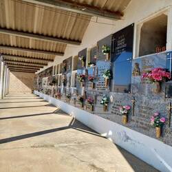 Friedhof hinter dem Ort.