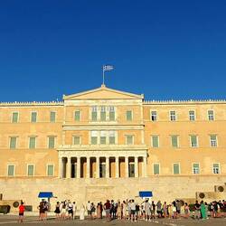 Das griechische Parlament am Syntagma Platz in Athen. Was die Leute da wohl alle tun...?