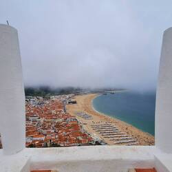 Blick auf den breiten Sandstrand im Süden von Nazaré