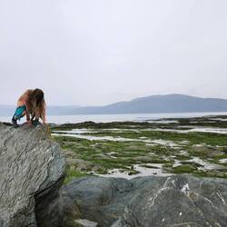 Ich auf der Insel - ich sollte unbedingt auf diesen Stein klettern. War sehr glitschig!
