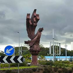 auf der Rückfahrt in "Vacoas-Phoenix" im Kreisverkehr eine Phoenix Statue 🦅