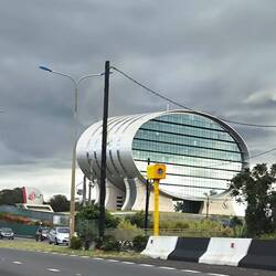 futuristisches Bankgebäude 🏦 in "Quatre Bornes"