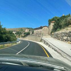 Bergstrasse ist zuende, neu geteerte Strasse fängt an