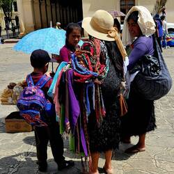 Indigene Frauen mit traditionellen Wollröcken