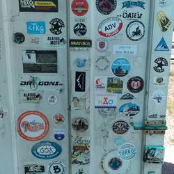 Diese Türen kennt man ja, aber wo sind die Motorradfahrer???