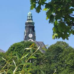 Die Kirche von Adorf thront auf dem Berg.