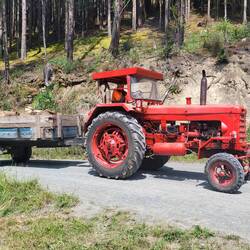 An einer fährt dieser Oldtimer vorbei.