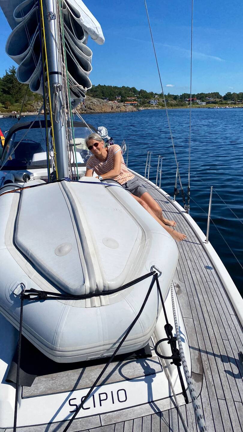 Verzurren des Schlauboots nach dem Ankern