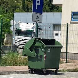 Die Mülltonne auf dem Behindertenparkplatz - wer oder was soll hier entsorgt werden?😉