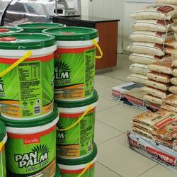 Literweise Palmöl und Maissäcke - die Grundnahrungsmittel..