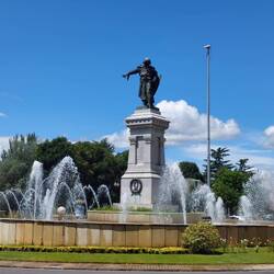 Denkmal von Alonso Pérez de Guzmán. Die Geschichte hinter dem Dolch ist etwas makaber.