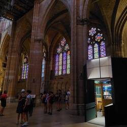 Das Innere der Kathedrale. Das Highlight sind diesmal die Buntglasfenster.