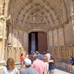 Einlass um 16:00. Das Kirchenportal ist bereits eine Attraktion für sich.