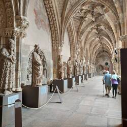 Klostergang mit Statuen prominenter Persönlichkeiten aus der Bibel.