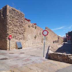 Alte Stadtmauer vor dem historischen Stadtkern.