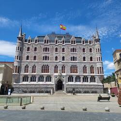 Casa Botines des Architekten Antonio Gaudí. Er sitzt immer noch vor dem Gebäude und zeichnet...