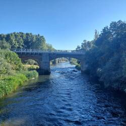 Namensgebende Brücke der Ortschaft Puente Villarente.