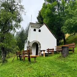Eine kleine Kapelle auf dem Weg ins Tal
