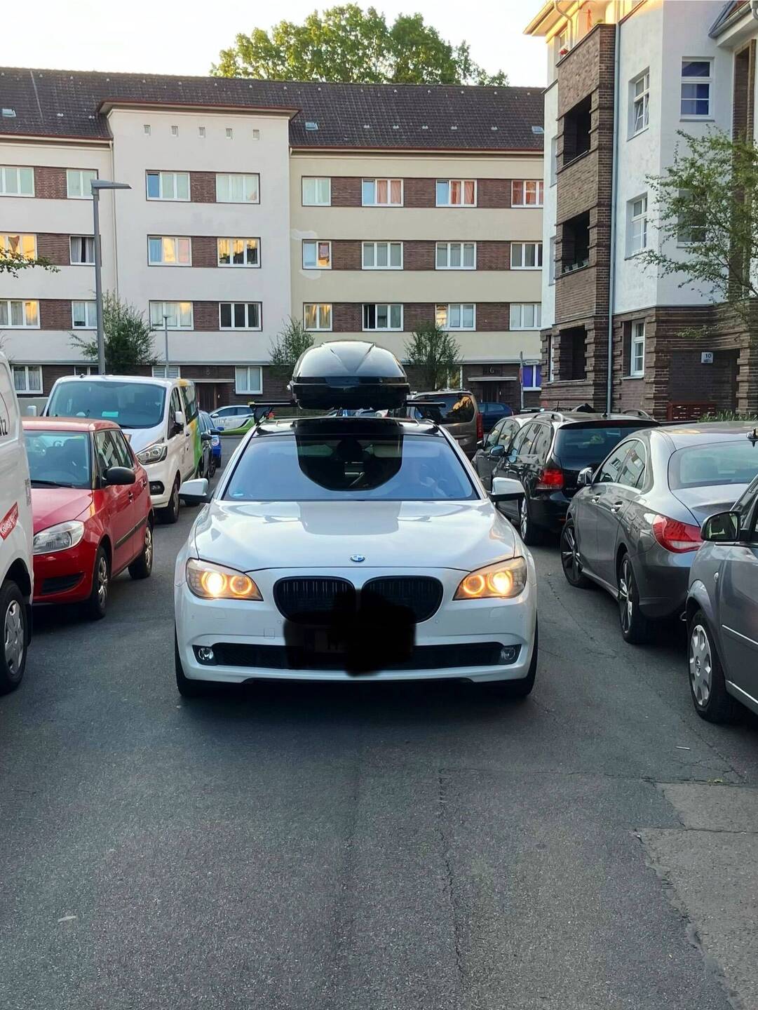 Ein vollgepackter 12 Zylinder mit Dachbox