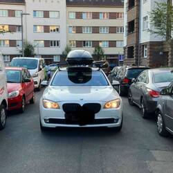 Ein vollgepackter 12 Zylinder mit Dachbox