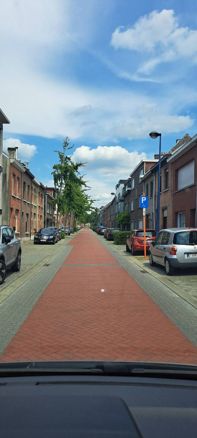 Eine der zahlreichen eher schmalen Quartierstrassen in Kontich...