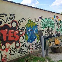 Graffiti Kunst im Gemeinde Park gleich beim Spielplatz....