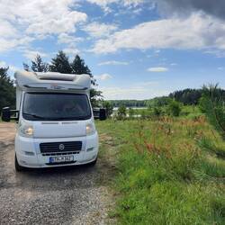... im Hintergrund der See