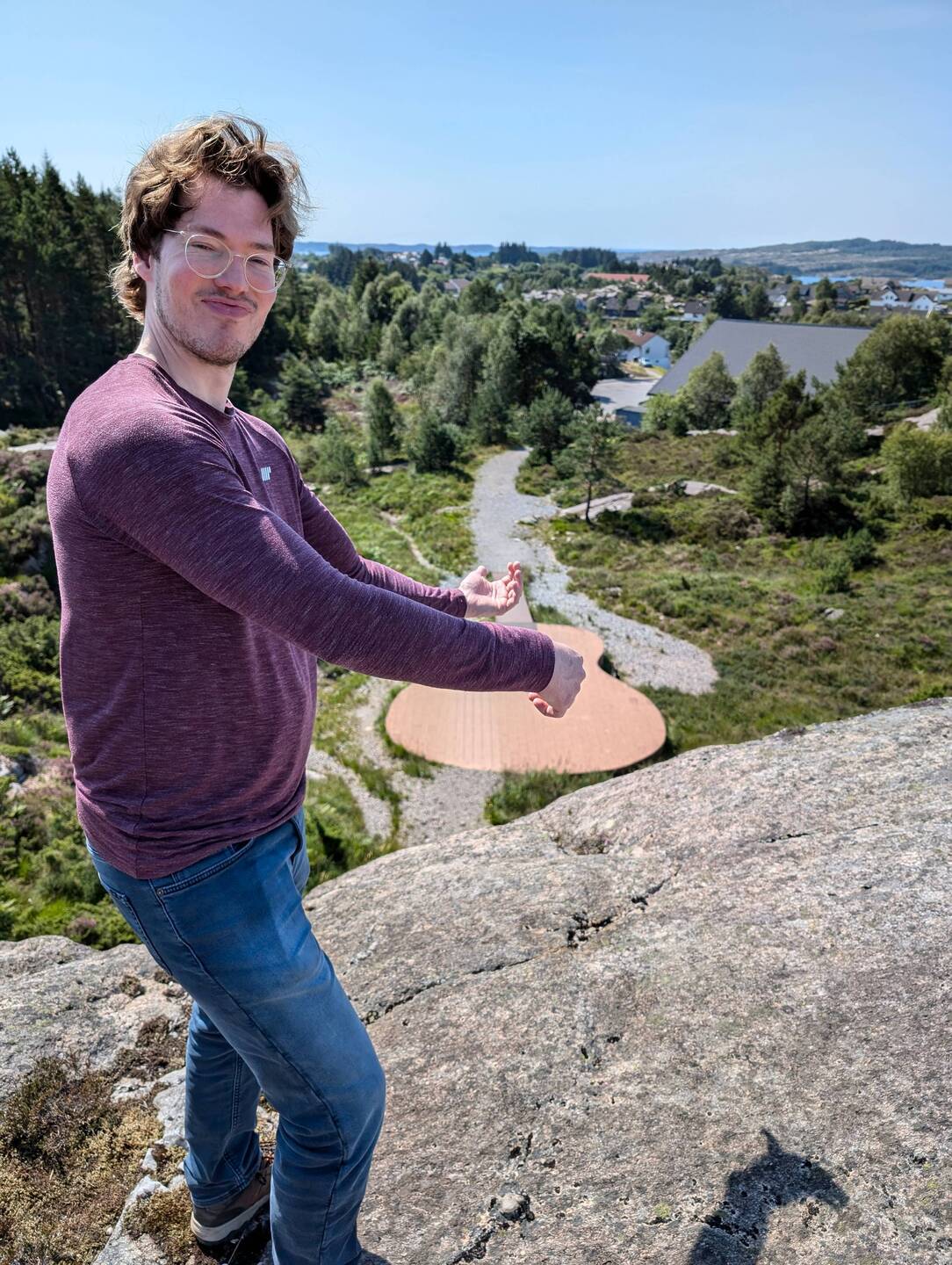 Janni spielt die größte Gitarre Norwegens