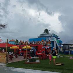 Anstelle von Restaurants stehen nun Foodtrucks am Strand